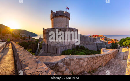 Mura della città vecchia con vista sulla torre Minceta e porto vecchio di Dubrovnik a sunrise in Dubrovnik, Croazia Foto Stock