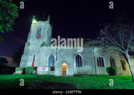 Chiesa di Santa Maria dell'Inghilterra in Kippax che ha papaveri cascading dalla torre. Foto Stock