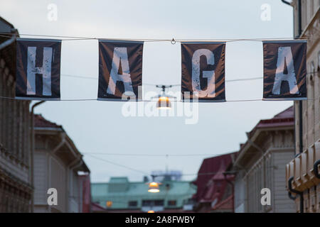 Gothenburg, Svezia. 1 Nov, 2019. Haga banner visto a Göteborg.Haga quartiere è famoso per le sue pittoresche case in legno, secolo XIX-atmosfera e caffetterie. Originariamente una classe operaia sobborgo della città con una piuttosto cattiva reputazione, si è progressivamente trasformata in un popolare luogo visita per i turisti e Gothenburgers. Credito: Karol Serewis SOPA/images/ZUMA filo/Alamy Live News Foto Stock