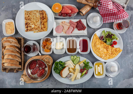 Tradizionale turca tavolo per la colazione (Serpme Kahvalti). Bagno turco in stile buffet. Foto Stock