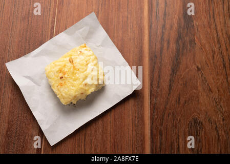 Tradizionale Croque Monsieur tostato con formaggio e prosciutto conditi con salsa besciamella su sfondo di legno Foto Stock