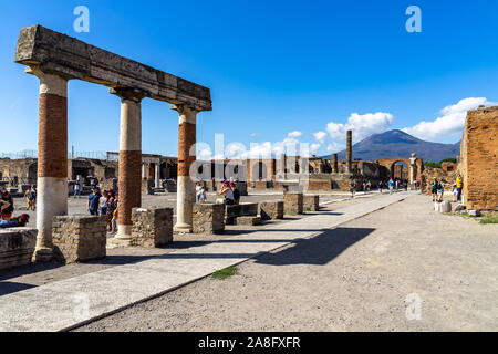 Ampia vista del Forum delle antiche città di Pompei con il Vesuvio sullo sfondo in modo chiaro la giornata di sole. Pompei, Italia, Ottobre 2019 Foto Stock