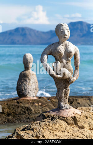 Joan Bennassar le sculture presso la riva di Can Picafort, Santa Margalida in Mallorca, Spagna. Foto Stock