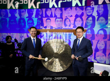 New York, Stati Uniti d'America. 8 Novembre, 2019. Feng Dagang (R), CEO e co-presidente della 36Kr Holdings Inc. e Liu Chengcheng, co-fondatore e il co-presidente della 36Kr Holdings Inc., celebrare il primo commercio della società annunci nel Nasdaq Stock Exchange di New York, gli Stati Uniti il 9 novembre 8, 2019. 36Kr Holdings Inc., un media online publisher o della Cina di equivalente di TechCrunch negli Stati Uniti, reso pubblico al debutto sul Nasdaq Global Market venerdì sotto il simbolo KRKR. Credito: Wang Ying/Xinhua/Alamy Live News Foto Stock