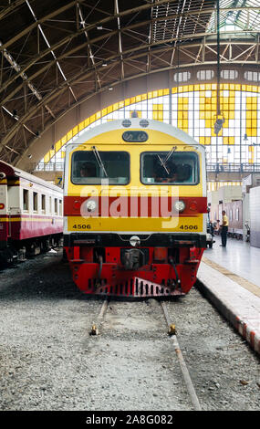 Bangkok, Tailandia - 25 Maggio 2019: vecchia Bangkok Stazione ferroviaria informalmente conosciuta come stazione di Hualamphong. La principale stazione ferroviaria di Bangkok Foto Stock