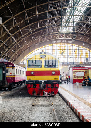 Bangkok, Tailandia - 25 Maggio 2019: vecchia Bangkok Stazione ferroviaria informalmente conosciuta come stazione di Hualamphong. La principale stazione ferroviaria di Bangkok Foto Stock