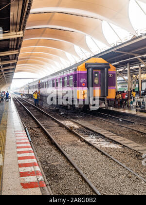 Bangkok, Tailandia - 25 Maggio 2019: Un dipendente bagna un passeggero ferroviario auto a Hua Lamphong, un gruppo di lavoratori lava il treno di vetture alla principale di Bangkok Foto Stock