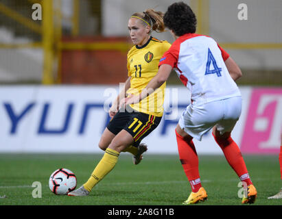 (191109) -- ZAPRESIC, nov. 9, 2019 (Xinhua) -- Leonarda Balog (R) della Croazia con vies Janice Cayman del Belgio nel corso femminile UEFA EURO 2021 qualificatori in Zapresic, Croazia, nov. 8, 2019. (Marko Prpic/Pixsell via Xinhua) Foto Stock