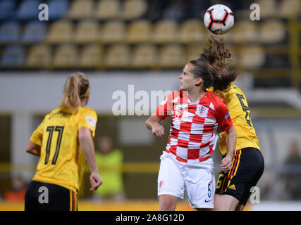 (191109) -- ZAPRESIC, nov. 9, 2019 (Xinhua) -- Kristina Nevrkla (C) della Croazia il sistema VIES con Tine De Calgny (R) del Belgio nel corso femminile UEFA EURO 2021 qualificatori in Zapresic, Croazia, nov. 8, 2019. (Marko Prpic/Pixsell via Xinhua) Foto Stock