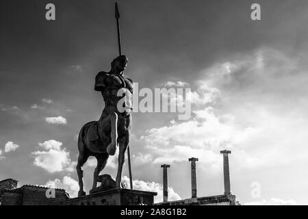 Visualizzazione bianco e nero del centauro statua del scultore polacco Igor Mitoraj a Pompei il Forum, Italia Foto Stock