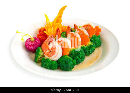 Mescolare broccoli fritti con gamberi e carote decorare giallo peperoncino e pomodoro stile scolpito vista laterale Foto Stock