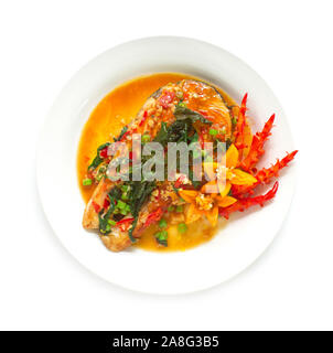 Agitare il salmone fritto piccante basilico tailandese la salsa calda sulla parte superiore del basilico croccante di decorare con peperoncino fusione scolpito il cibo tailandese piatto piccante vista superiore Foto Stock