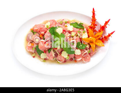 Speziata insalata di salmone in erbe tailandese Thai salsa piccante antipasto di alimentare il popolare della Thailandia decorare con peperoncino intagliato e goodtasty healthyfood per la dieta Foto Stock