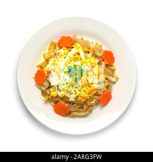 Cibo tailandese mescolare noodles fritti con carne di maiale,l'uovo e il cavolo cinese in nero salsa di soia (Pad vedere Ew Moo) Thai street food stile fusion decorare scolpiti carota t Foto Stock