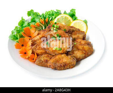 Pollo fritto con sale e rabboccato onion molla Thai fusion food style per antipasto,parte il tempo,pranzo decorato con sculture di verdure carote fiore,e Foto Stock