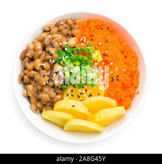 Riso don con il natto, tobiko uovo e rafano sottaceto in salsa di soia giappone cibo stile fusion in cima cipollina e sesamo vista superiore Foto Stock