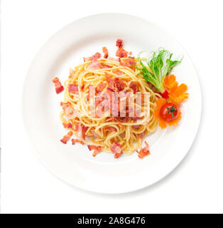 Spaghetti saltate in padella con pancetta sulla sommità di bacon croccante goodtasty semplicemente cibo fusion italiana stile tradizionale decorare con i germogli di piselli, carote intagliato Foto Stock