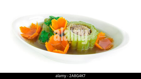 Farcite gourd Amaro nella minestra chiaro con scolpite le carote forma di fiore all'interno di cibo fusion in stile tailandese e stile cinese zuppa al vapore vista laterale Foto Stock