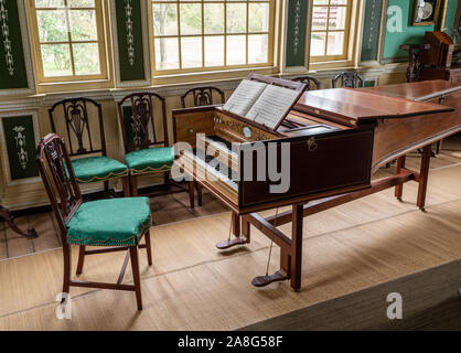 Mount Vernon, VA - 5 Novembre 2019: antichi cembalo o pianoforte all'interno di George Washington home a Mt Vernon Foto Stock