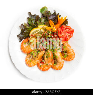 Agitare di gamberi fritti con fetta di peperoncino e sale il cibo thai fusion decorare con scolpito il pomodoro e il peperoncino giallo verdure, foglia di quercia rossa vista dall'alto isolato Foto Stock