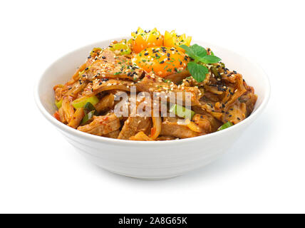 Kimchi saltate in padella con carne di maiale sul riso cibo Coreano stile fusion decorare scolpiti con sopra il pomodoro tuorlo d'uovo vista laterale Foto Stock