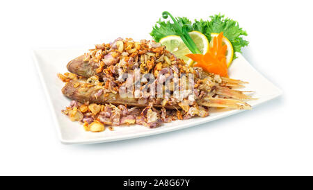 La frittura di pesce sulla parte superiore con croccante di aglio e peperoncino tailandese tailandia food style decorare con peperoncino scolpito,cipolline vista laterale Foto Stock