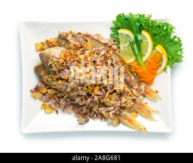 La frittura di pesce sulla parte superiore con croccante di aglio e peperoncino tailandese tailandia food style decorare con peperoncino scolpito,cipolline vista superiore Foto Stock