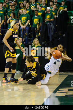 Waco, Texas, Stati Uniti d'America. 8 Novembre, 2019. Baylor Lady Bears guard Te'a Cooper (4) va dopo una sfera allentati durante la seconda metà del NCAA donna gioco di basket tra Grambling Lady tigri e il Baylor porta al centro di Ferrell a Waco, Texas. Matthew Lynch/CSM/Alamy Live News Foto Stock