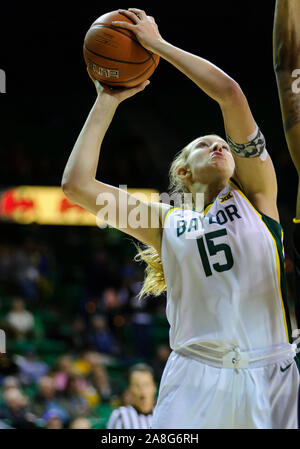 Waco, Texas, Stati Uniti d'America. 8 Novembre, 2019. Baylor Lady porta avanti Lauren Cox (15) si va fino ad un cestello durante la prima metà del NCAA donna gioco di basket tra Grambling Lady tigri e il Baylor porta al centro di Ferrell a Waco, Texas. Matthew Lynch/CSM/Alamy Live News Foto Stock