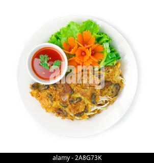 Croccante di cozze frittella fritto fusion il cibo thai e cinese stile alimentare e salsa chili immersione piatto interno decorare con scolpite le carote fiori ,l verde Foto Stock