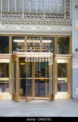 NEW YORK, NY - 05 NOV 2019: Ingresso allo storico Woolworth Building, che era il più alto edificio nel mondo dal 1913 al 1930 Foto Stock