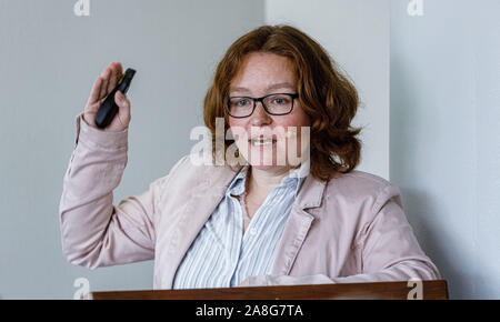 Amburgo, Germania. 07 Nov, 2019. Anna von Garmissen, project manager presso ProQuote, presenta i risultati del suo studio sulla distribuzione di genere nella gestione giornalistica posizioni. Credito: Markus Scholz/dpa/Alamy Live News Foto Stock