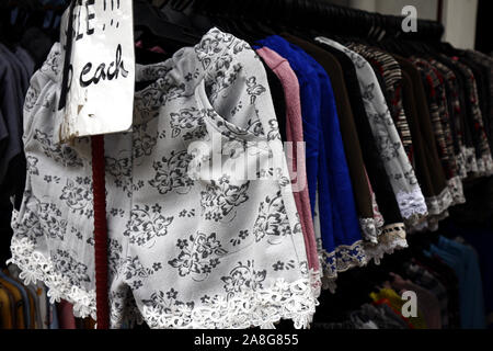 TAYTAY, Rizal, Filippine - 7 Novembre 2019: conveniente assortiti di abbigliamento e calzature sul display in un bazar stallo a un famoso bazaar luogo o loca Foto Stock