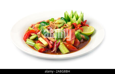 Il cetriolo insalata piccante decapato in salsa di pesce il cibo thai piccante antipasto di stile popolare della Thailandia decorare con sculture di verdure e goodtasty goodf Foto Stock