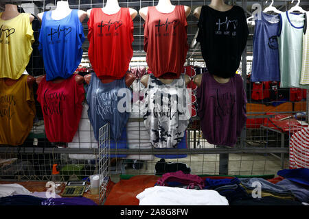 TAYTAY, Rizal, Filippine - 7 Novembre 2019: conveniente assortiti di abbigliamento e calzature sul display in un bazar stallo a un famoso bazaar luogo o loca Foto Stock