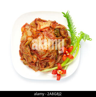 Kimchi, un famoso ingrediente in Corea, è usato per rendere al curry, friggere, zuppa e come un piatto di lato. Decorare con peperoncino scolpito vista superiore Foto Stock