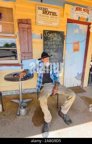 Ritratti di un barbuto old timer rilassante al di fuori dell'iconico Hebel Hotel, Balonne Shire, Nuovo Galles del Sud, NSW, Australia Foto Stock