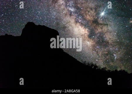 La Via Lattea con un incremento di oltre il bacino di Chisos nel Parco nazionale di Big Bend (Texas). Foto Stock