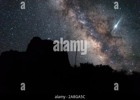 La Via Lattea con un incremento di oltre il bacino di Chisos nel Parco nazionale di Big Bend (Texas). Foto Stock