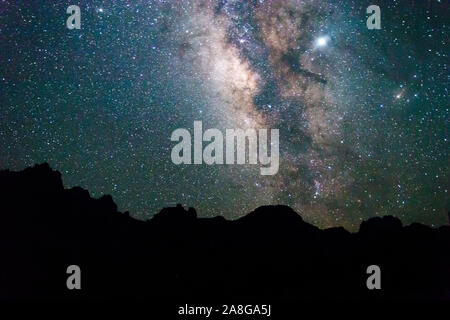 La Via Lattea con un incremento di oltre il bacino di Chisos nel Parco nazionale di Big Bend (Texas). Foto Stock