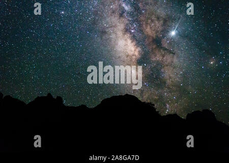 La Via Lattea con un incremento di oltre il bacino di Chisos nel Parco nazionale di Big Bend (Texas). Foto Stock