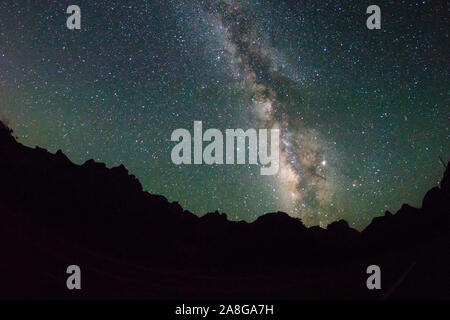 La Via Lattea con un incremento di oltre il bacino di Chisos nel Parco nazionale di Big Bend (Texas). Foto Stock