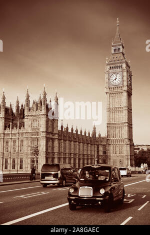 Vintage taxi sul Westminster Bridge con il Big Ben di Londra. Foto Stock