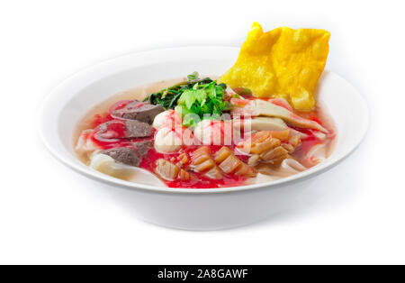 Rosa zuppa di noodle (Yen Ta Fo) servito con polpette di pesce, Pesce linea,il sangue di maiale croccante,calamari, Cinese gloria di mattina decorare i fagottini croccanti e croccante di aglio Foto Stock