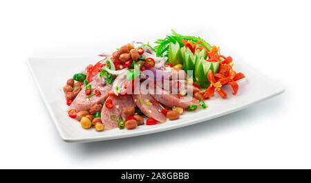 Insalata piccante con carne di maiale fermentato Saucesage e verdura,arachide. Piccante tailandese gustoso cibo stile fusion decorare scolpito il cetriolo, il peperoncino e la SPR Foto Stock