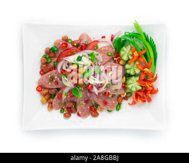 Insalata piccante con carne di maiale fermentato Saucesage e verdura,arachide. Piccante tailandese gustoso cibo stile fusion decorare scolpito il cetriolo, il peperoncino e la SPR Foto Stock