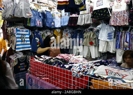 TAYTAY, Rizal, Filippine - 7 Novembre 2019: conveniente assortiti di abbigliamento e calzature sul display in un bazar stallo a un famoso bazaar luogo o loca Foto Stock