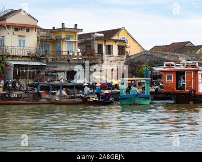 I pescatori indossando cappelli di paglia in barca nel fiume Thu Bon in Hoi An Vietnam Foto Stock