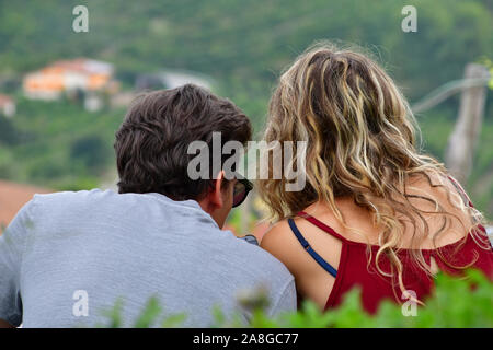 L uomo e la donna bionda sedersi e guardare la vista Foto Stock