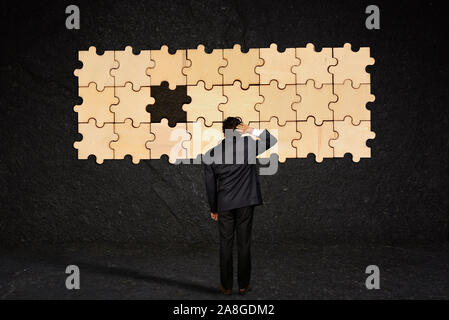 Proprietario frustrato circa un puzzle mancante Foto Stock